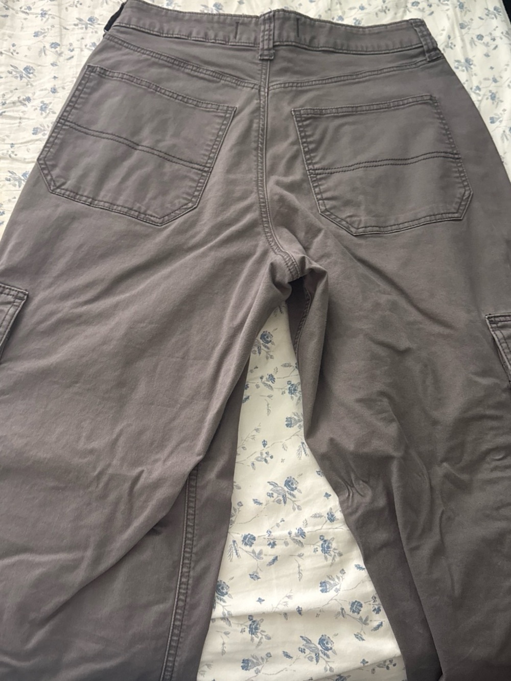 Hollister Women Cargo Pants in Dark Gray - Picture 3 of 3